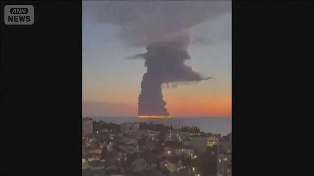 海面から炎「黒海でロシアに報復攻撃」ウクライナ軍、タンカーを無人艇で攻撃か(2026年10月7日)