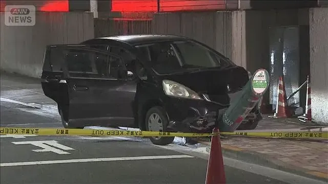 パトカー追跡の盗難車から男2人が逃走　歩道に乗り上げ標識折れる(2026年10月13日)