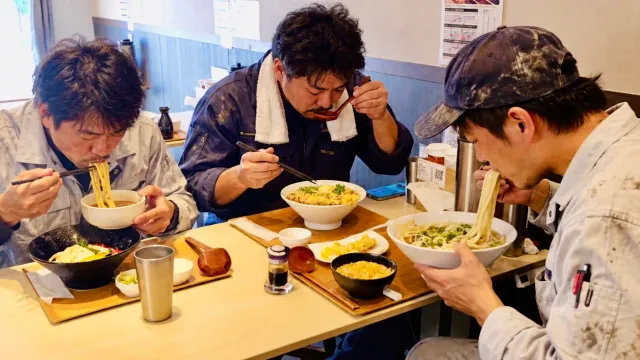 打ちたて！切りたて！湯がきたて！をモットーに出来立てうどんを提供するうどん屋に働く男達が殺到する脱サラ店主４８歳が営む圧力鍋の自家製うどん屋