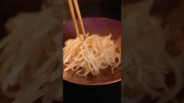 もやしナムルは生のもやしに塩をまぶしてから茹でるのが一番ウマい、本当にお店レベルになりますから #リュウジ #もやし #ライフハック #節約 #レシピ #料理 #バズレシピ